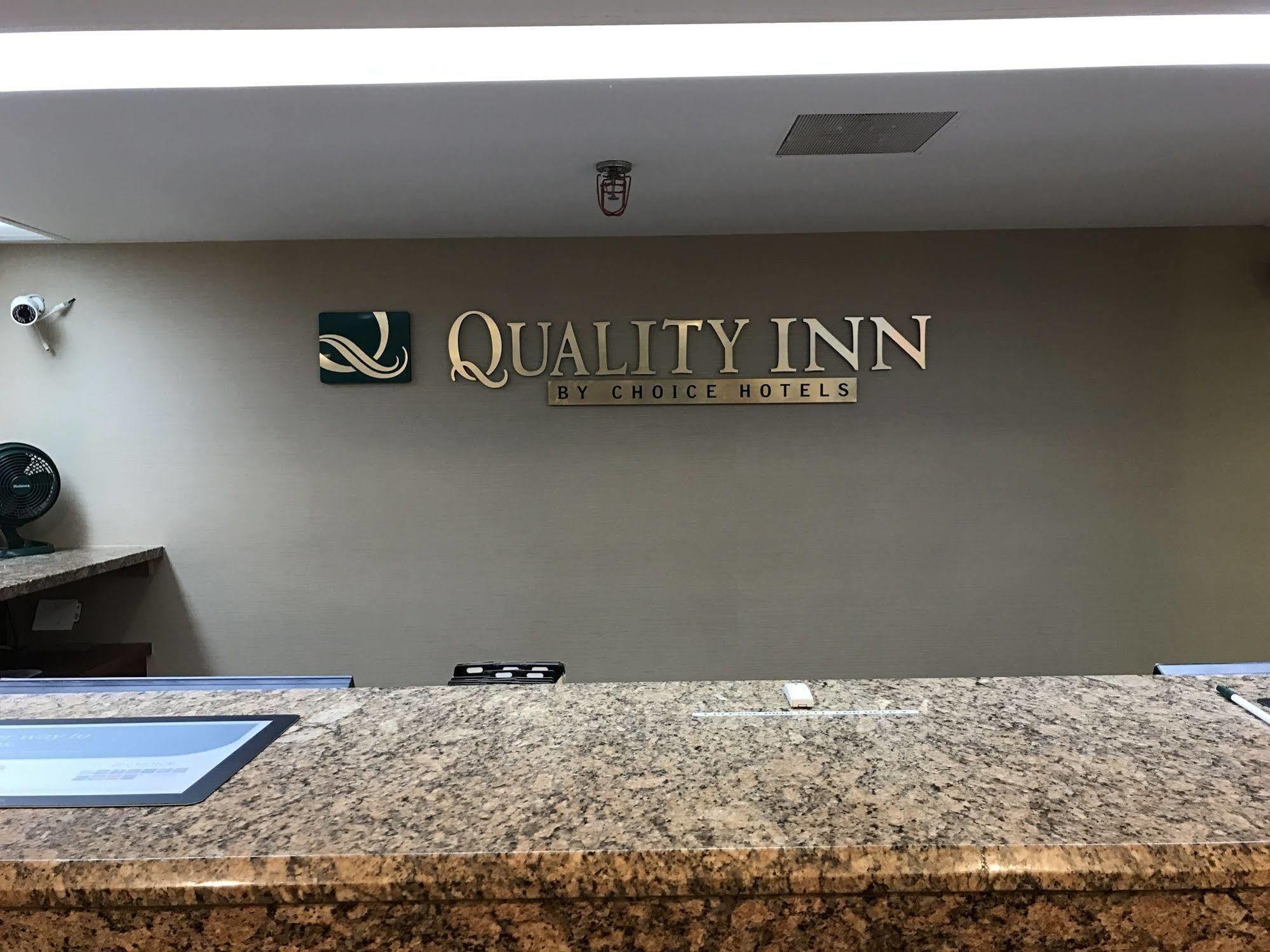 Quality Inn Milwaukee- Brookfield Exterior photo